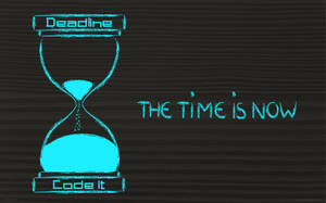 青色粉筆畫的沙漏，標有 Deadline 和 Code it，沙子流動，並有文字 THE TIME IS NOW。 — 4K程式壁紙