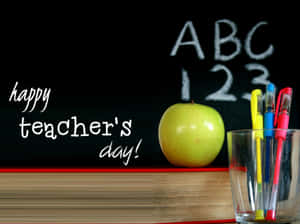 書上的青蘋果和筆，黑板寫著ABC 123和happy teacher's day。 — 老師 壁紙