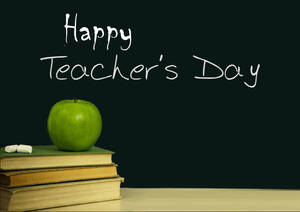 書本上的青蘋果與寫著Happy Teacher's Day的黑板 — 蘋果 壁紙
