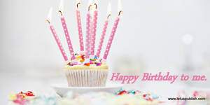 生日杯子蛋糕，點燃的蠟燭和五彩碎紙，文字為Happy Birthday to me。 — 祝我生日快樂 壁紙