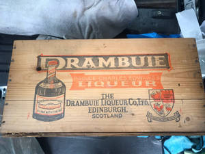 帶有蘇格蘭紋章和文字的復古 Drambuie 利口酒木箱。 — 復古 壁紙