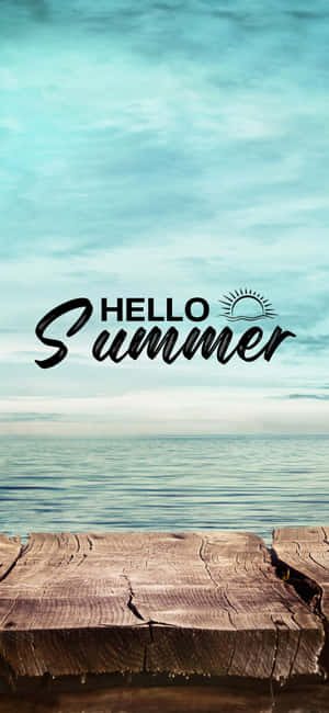 木製碼頭邊緣俯瞰平靜的藍綠色海洋，帶有'Hello Summer'文字。 — 海洋 壁紙