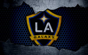 LA Galaxy 足球隊標誌在帶有六角形圖案的撕裂金屬背景上。 — 運動 壁紙