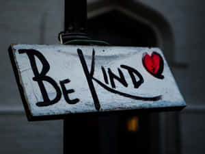 一個磨損的標牌，上面有「Be Kind」和一個紅色愛心塗鴉。 — 紅色愛心 壁紙