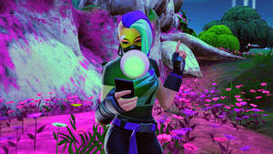 Fortnite角色在夜晚發光的粉紅色花田中拿著電話和發光球體。 — 酷炫的《要塞英雄》 壁紙