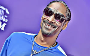 Snoop Dogg戴著太陽眼鏡微笑，身穿藍色襯衫和鏈條，背景為紫色。 — 狗狗藝術 壁紙