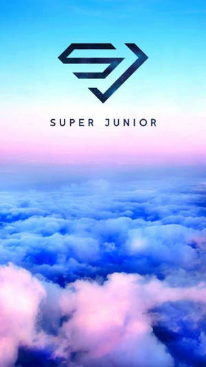 暮色中彩色雲朵上的Super Junior標誌 — Super Junior 壁紙
