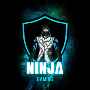 Ninja Gaming 標誌，展示一個戴面具的忍者穿著未來風格盔甲，帶有發光藍色點綴。 — 遊戲玩家標誌 壁紙
