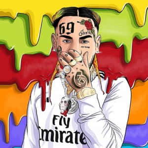 身穿印有「Fly Emirates」白色襯衫的刺青男子，手掩著嘴巴，背景是滴落的彩虹。 — 嘻哈 壁紙