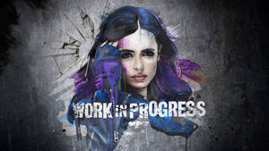 一位紫髮女性，在裂紋混凝土牆上有油漆飛濺，並帶有「WORK IN PROGRESS」文字。 — 街頭藝術 壁紙
