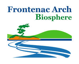 Frontenac Arch Biosphere 標誌，包含樹木、山丘和水流設計 — 3D 自然 壁紙