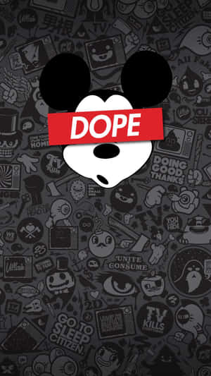 米奇老鼠頭部帶有 'DOPE' 橫幅，置於混亂的流行文化塗鴉背景上。 — 米奇 壁紙
