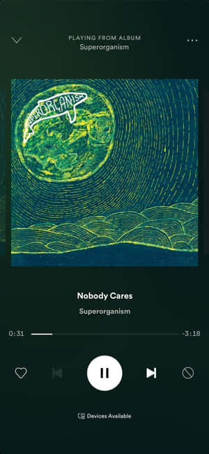 Superorganism 的《Nobody Cares》專輯藝術，特色是一個帶有旋轉線條的風格化行星。 — iPhone 17e 壁紙
