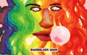 一個色彩繽紛的半色調面孔吹出粉紅色泡泡糖泡泡，帶有文字 dandelion gum。 — 美學音樂 壁紙