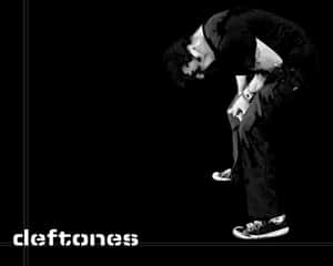 一個風格化的插圖，描繪一個男人彎腰在黑色背景上，帶有 'deftones' 文字。 — 美學音樂 壁紙