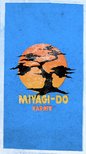黑色樹影襯托橙色太陽，藍色背景上帶有 Miyagi-Do Karate 文字。 — 眼鏡蛇道館 壁紙