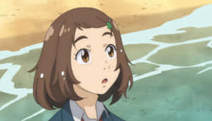棕色頭髮和三葉草髮夾的動漫女孩站在海浪旁。 — 可愛的動漫角色 壁紙