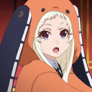 穿著橙色鯊魚連帽衫的動漫女孩看起來很驚訝。 — 紫色動漫美學 壁紙