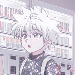白髮閃亮服裝的動漫男孩在自動販賣機前顯得驚訝。 — 奇犽 壁紙