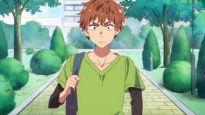 動漫男孩，棕色頭髮，綠色襯衫，帶著驚訝的表情在校園小徑上行走。 — 可愛動漫女孩 壁紙