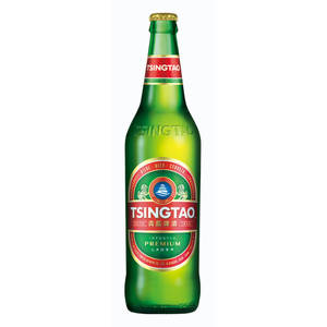 帶有紅色標籤和金色瓶蓋的綠色青島啤酒瓶。 — 啤酒 壁紙