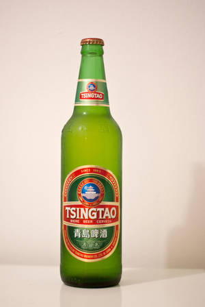 白色表面上的綠色青島啤酒瓶 — 啤酒 壁紙