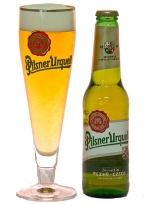 Pilsner Urquell啤酒瓶和玻璃杯，裝有金色液體和白色泡沫。 — 啤酒 壁紙