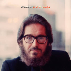 爵士鋼琴家 Bill Evans 戴眼鏡和鬍鬚的肖像，文字寫著 'Bill Evans Trio on a Friday Evening'。 — 酷 壁紙