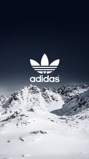 白色adidas標誌在雪山上，天空陰暗 — 愛迪達 GIF 壁紙