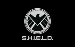 S.H.I.E.L.D. 標誌，帶有鷹徽章和文字，位於黑色背景上。 — 漫威標誌 壁紙