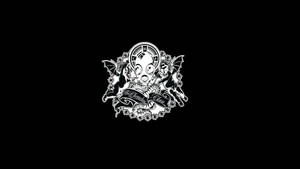 黑白徽章，帶有防毒面具和帶翼人物，周圍環繞花朵。 — BLACKPINK 標誌 壁紙