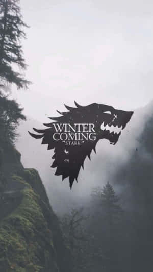 冰原狼徽章與「Winter is Coming」在霧氣瀰漫的山脈和樹木之上。 — 冰與火之歌 壁紙