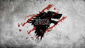 冰原狼標誌，帶有紅色飛濺和「winter is coming」文字，背景為有紋理的灰色。 — 史塔克家族 壁紙