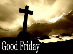 十字架剪影映襯著金色日落天空和雲彩，並帶有「Good Friday」文字。 — 耶穌受難日 壁紙