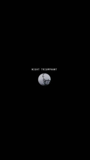 一輪發光的月亮，樹枝在黑色背景上形成剪影，並帶有文字 night triumphant。 — 月光 壁紙