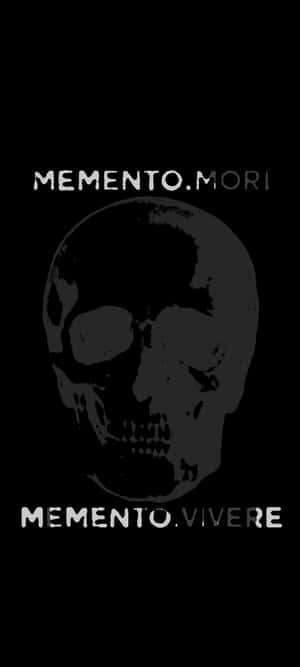 一個骷髏頭，上面有白色文字寫著Memento Mori和Memento Vivere，背景為黑色。 — Galaxy S25 壁紙