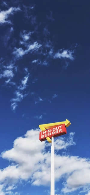 In-N-Out Burger招牌襯托著藍天白雲 — Galaxy A 壁紙