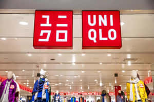 Uniqlo 商店內部，人體模型在明亮燈光下穿著冬季外套。 — 3:2 壁紙
