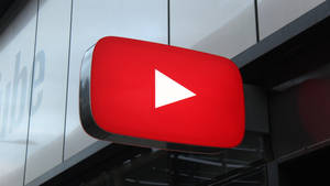 現代建築物外牆上的YouTube標誌標牌 — 街頭 壁紙