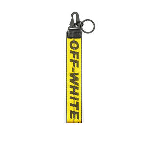 黃色 Off-White 品牌鑰匙圈，配有黑色金屬夾和環。 — Off white 標誌 壁紙