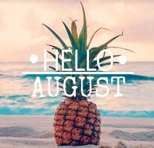 鳳梨在沙灘上，背後有海洋和日落，並帶有 hello august 文字。 — 八月 壁紙