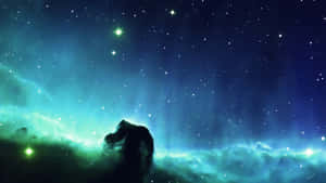 黑暗宇宙剪影，背景是發光的青綠色和藍色星雲，點綴著明亮的星星。 — 宇宙 壁紙
