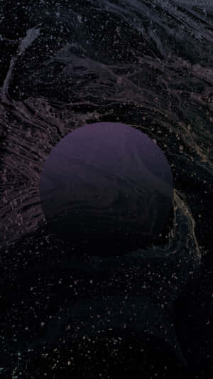 一顆紫色行星，被宇宙漩渦和星星環繞在深空中。 — Google Pixel 6 Pro 壁紙
