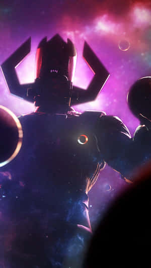 剪影裝甲人物，眼睛發光，背景是帶有行星的紫色宇宙星雲。 — 宇宙 壁紙