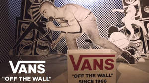 Vans品牌展示， featuring 一個歌手剪影 against 一面帶有尖叫嘴巴的塗鴉牆。 — 墜落卡車 壁紙