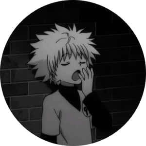 動漫角色靠磚牆打哈欠，黑白風格。 — 奇犽 壁紙
