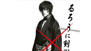 動漫武士角色，帶有紅色十字和日文字，背景為白色。 — 浪人劍心 壁紙