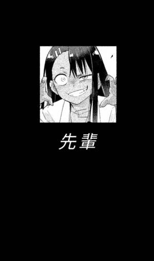 動漫女孩笑著，一隻眼睛閉著，雙手放在耳朵上，下方有日文字。 — 簡約暗黑美學 壁紙