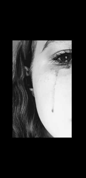 黑白肖像中，女性淚水沿臉頰滑落。 — 情緒 壁紙