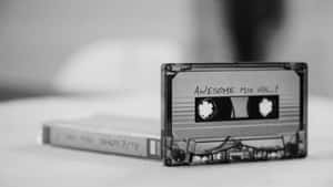 一個復古卡式錄音帶標有 Awesome Mix Vol 1 在柔軟表面上 — 鋼琴 壁紙